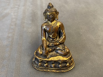 Une figure du Bouddha Shakyamuni en bronze dor&eacute;, Sino-Tibet, Ming